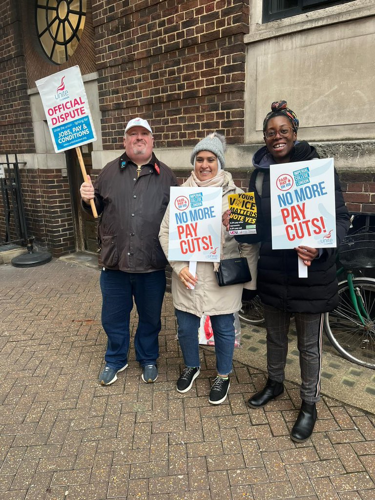 gtreading's tweet photo. Freezing cold at St Mary’s hospital first thing this morning. #ICLStrike https://t.co/fFN0S8UkNT
