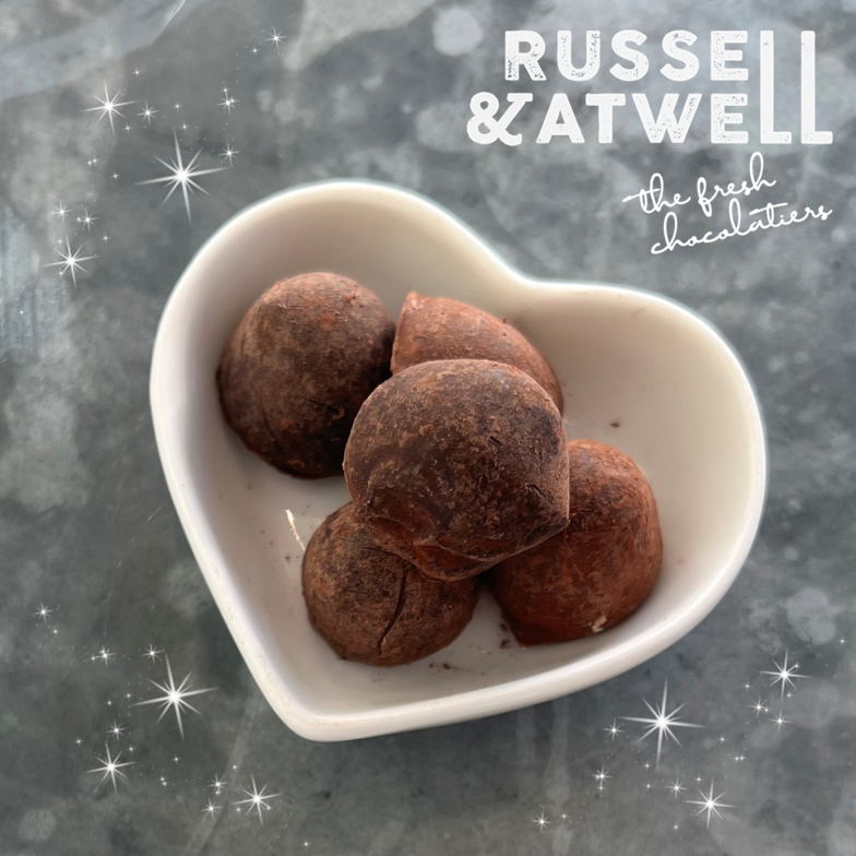 ludlowkitchen's tweet photo. @RandA_Chocs truffles have proven extremely popular - making the most fantastic partner with a @LudlowFarmshop coffee!
⭐️Absolutely no palm oil
⭐️ No artificial colours, flavours or preservatives
⭐️ Sustainable Sourced Cocoa
⭐️ Contains Organic Cream https://t.co/C45mdbpGt7