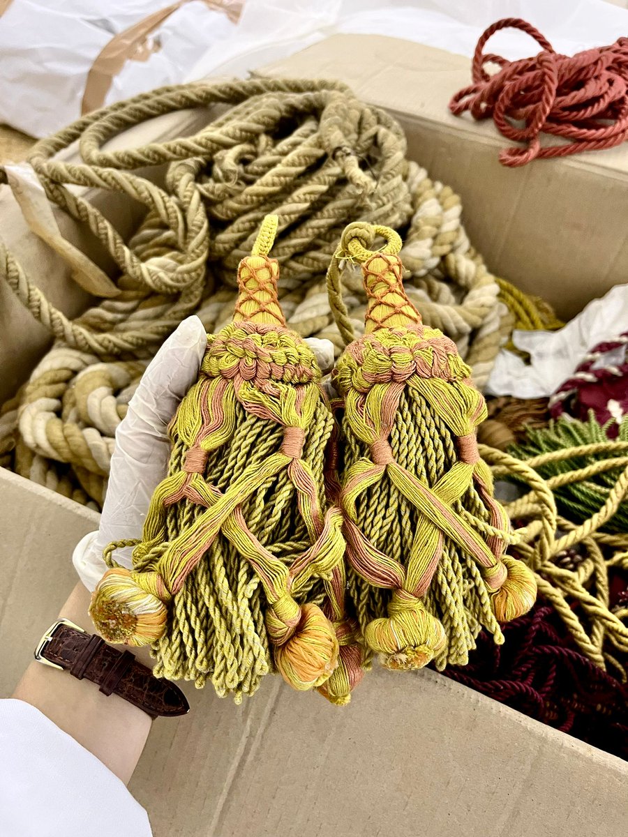 reggiadicaserta's tweet photo. #DettagliReali #RestauriReali 🪢 👑

Oggi vogliamo condurvi nei nostri depositi, per mostrarvi dei meravigliosi dettagli che fanno parte della ricchezza e complessità del patrimonio storico artistico delle arti applicate: i fermatende di pregiata manifattura artigianale. https://t.co/ViIzkaYdar