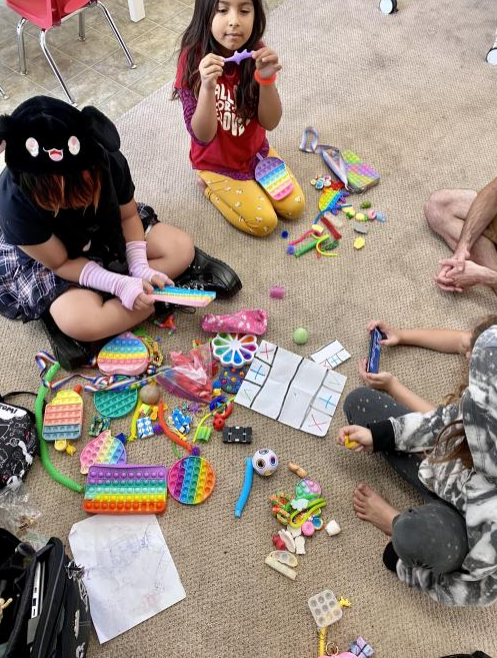 OpenSchoolOC's tweet photo. **Student post**

 We've got some nifty fidget trading here today!!! What a fun way to bond and hang out with friends together :) 💕

--Charlie https://t.co/eOaAEI98EP