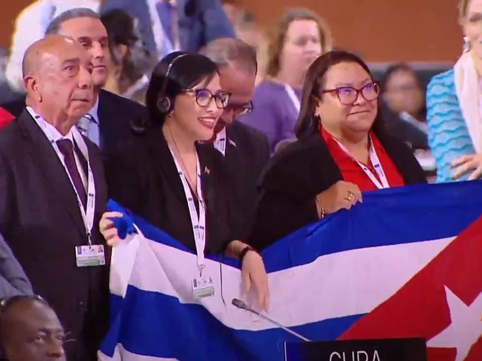 OG_devinpoo's tweet photo. .@otto_vaillant || l'UNESCO reconnaît le savoir des maîtres rhumiers cubains comme patrimoine immatériel de l'humanité.

Félicitations aux 8 générations de maîtres qui ont protégé ce patrimoine de la nation cubaine depuis le 19ème siècle. https://t.co/5Om6kFxf7U
