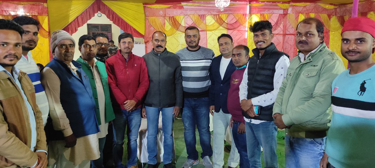 SinghRajeshbjp's tweet image. केसरिया विधानसभा के युवा मोर्चा विधानसभा 
प्रभारी #AvinashSingh जी के यहाँ उनके भतिजा के प्रितिभोज में सम्मिलित होते हुए!
@Martand4_BJP