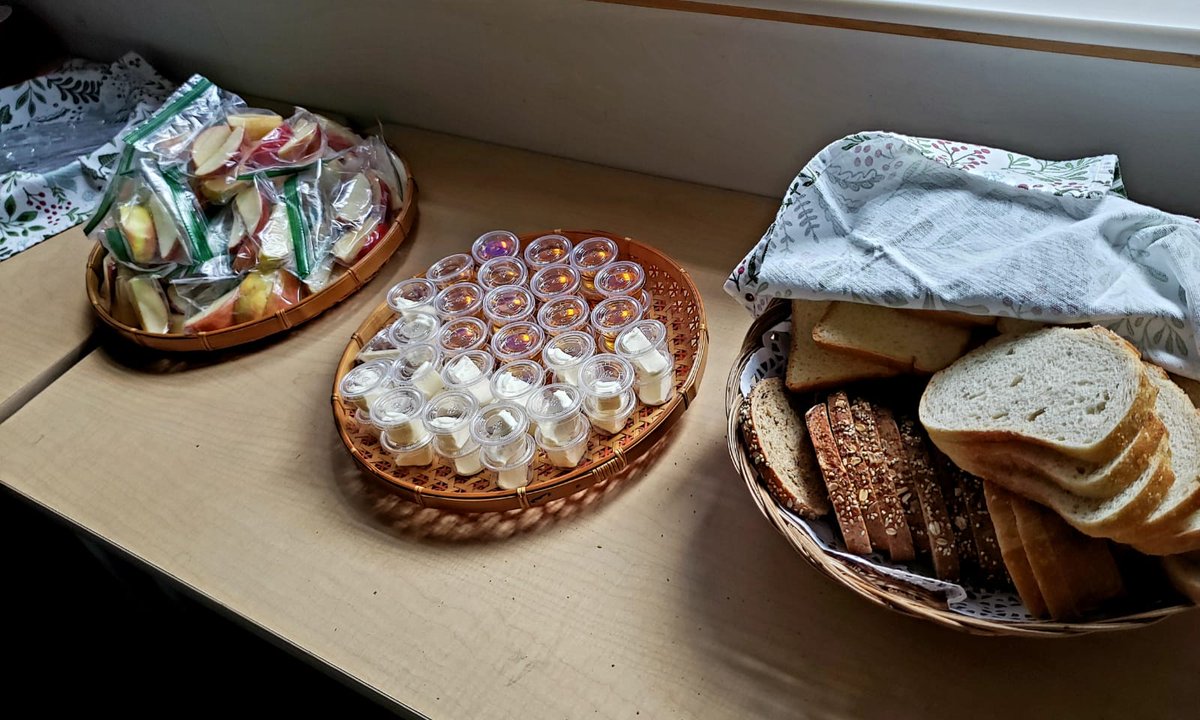 SLOinUSA's tweet photo. The Embassy began our 22/23 @EmbassyAdoption Program this week! This year we are excited to work with several 6th grade classes at Alice Deal Middle School!
To kick off our yearlong partnership, we introduced students to a traditional Slovenian Breakfast! 🧈🥖🍎🥛🍯😋 https://t.co/1D0A868S30