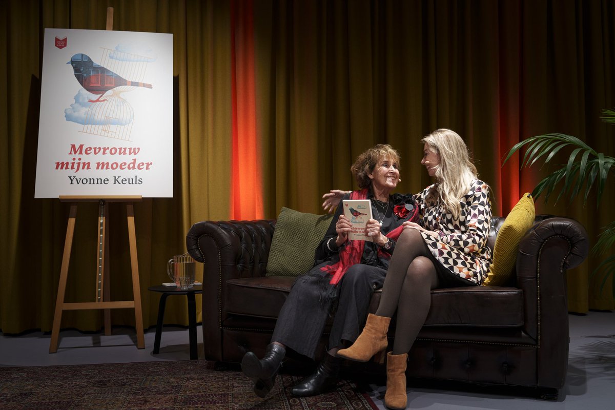 Vandaag is het alweer de laatste dag van Nederland Leest. We hopen dat jullie net zo hebben genoten van alle gesprekken, de optredens van Yvonne Keuls en natuurlijk het boek ‘Mevrouw mijn moeder’ als wij. Bedankt!

Foto door Martijn Beekman