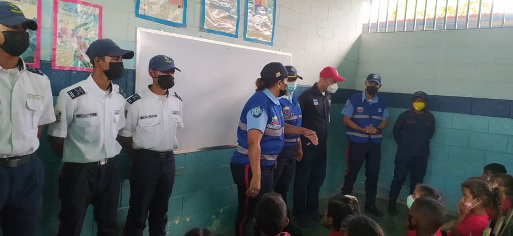 Hoy #30Nov En la Escuela Estadal Sabaneta en la charla Educativa sobre Violencia escolar, por parte del Cuadrante de Paz al servicio de la comunidad escolar <a href="/ArriecheNixon1/">nixon_arrieche</a>
@MPPEDUCACION <a href="/Polilaraoficial/">POLICÍA DE LARA</a> <a href="/PrensaFANB/">mindefensa_ve</a> #FITVENEsDesarrollo