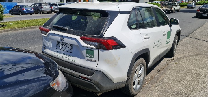 mariolagosc's tweet photo. @PrevencionACHS gracias por dificultarme la salida. #villarrica. Que mal estacionados. https://t.co/v36OX7oR5b