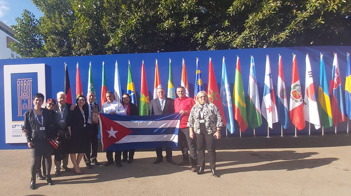 BrunoRguezP's tweet photo. "Los saberes de los maestros del ron ligero" de #Cuba integran desde hoy la Lista Representativa del Patrimonio Cultural Inmaterial de la Humanidad #UNESCO

Reconocimiento a nuestra cultura, historia y tradición de 8 generaciones de maestros q hacen de la creación #PatrimonioVivo https://t.co/g6yOrd2qfZ