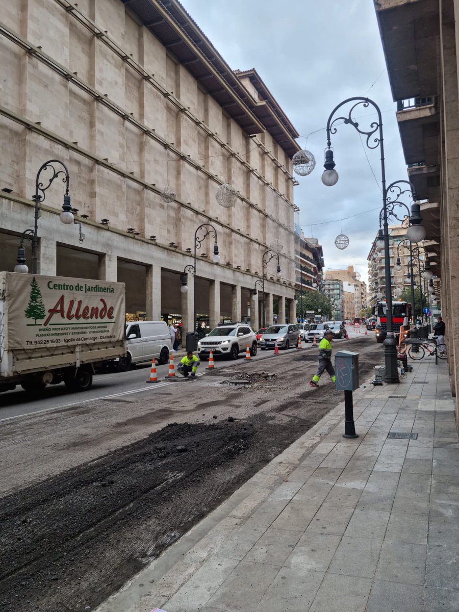 coopetidor's tweet photo. 🚧Cómo mola asfaltar la principal arteria comercial de #Palma #JaimeIII en plena hora punta ⚠️ https://t.co/JA2k5ZCon4