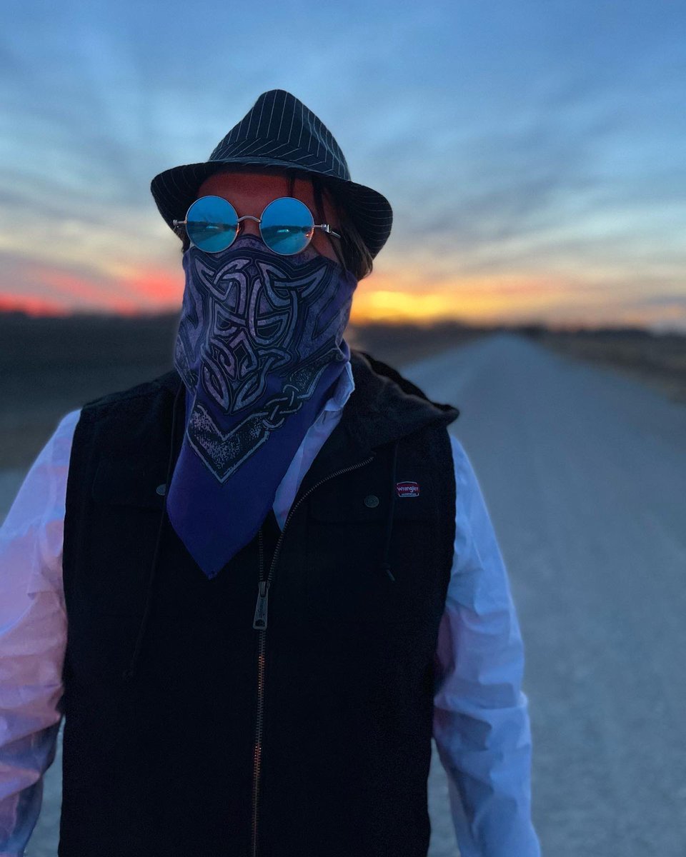 wyldra's tweet photo. One more job… stay tuned. 6pm

#StayTuned #videorelease #western #HeavyMetal #metalfamily #band https://t.co/tNKKS4w6FM