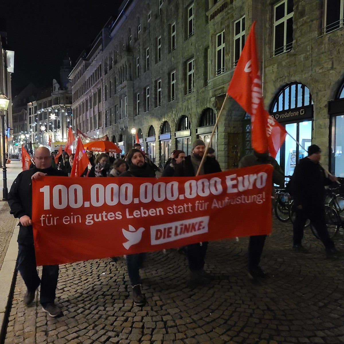 DIELINKELeipzig's tweet photo. #Genugistgenug: Preise explodieren, Heizen und Duschen werden zum Luxus. Vielen droht Armut. Deswegen sind wir regelmäßig auf der Straße. Preise runter - Löhne rauf! Next Start: #le1212
#HeißerHerbst #HeißerWinter #jetztreichts #nichtmituns #wirfrierennichtfüreureprofite #le2811 https://t.co/8957D28yOU