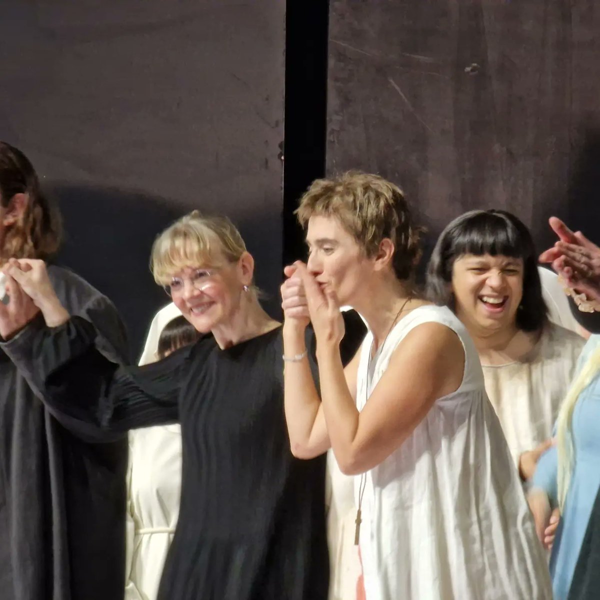 La emoción que traslada <a href="/ErmonelaJaho/">Ermonela Jaho | Soprano</a> en el rol de Suor Angélica de Puccini (<a href="/Liceu_cat/">Gran Teatre del Liceu</a>, Maestra Susanna Malkii, Lotte de Beer y un gran elenco) alcanza la más alta cima, la trascendencia... 'Senza Mamma' te traslada a una dimensión casi sobrenatural con el canto de Ermonella...