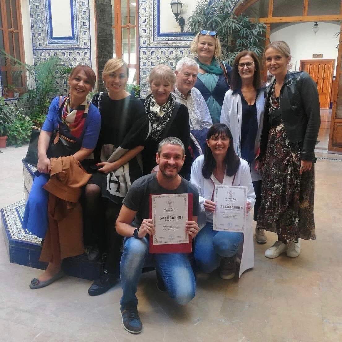 Hem rebut a sis professors procedents del Col·legi Sveti Sava de Mladenovac (Sèrbia), que van decidir visitar el nostre centre per a dur a terme el seu itinerari Erasmus+.
много хвала пријатељи!

m.facebook.com/story.php?stor…

#carmelitesgandia #eduquemlamentielcor #somvedruna #gandia