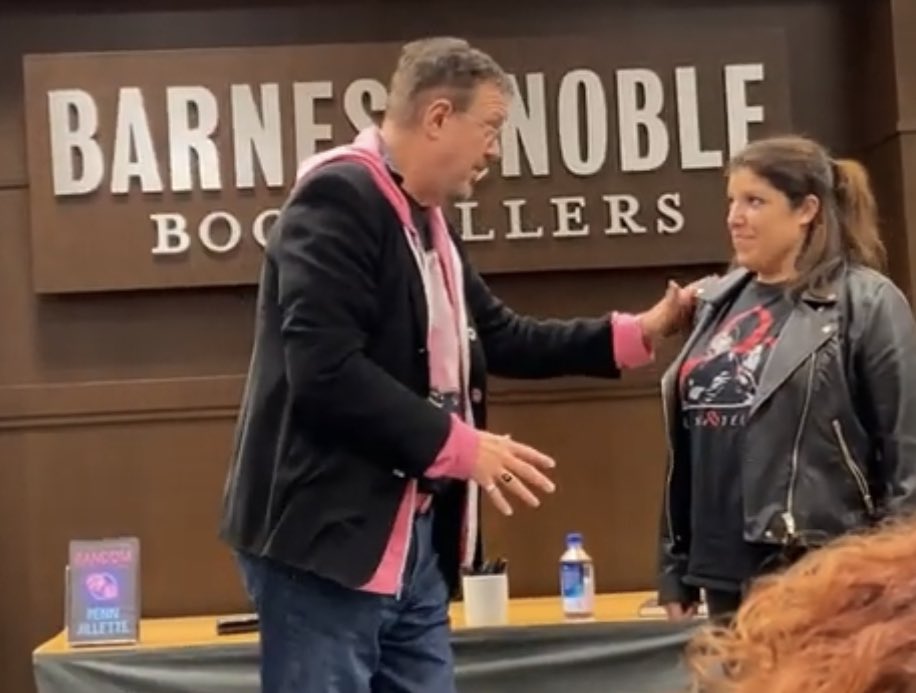 khendrix86's tweet photo. Had sooo much fun with @pennjillette at Barnes And Noble on Monday night!! :) @KevinTRod https://t.co/B3kjow9KKZ