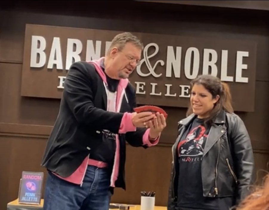 khendrix86's tweet photo. Had sooo much fun with @pennjillette at Barnes And Noble on Monday night!! :) @KevinTRod https://t.co/B3kjow9KKZ