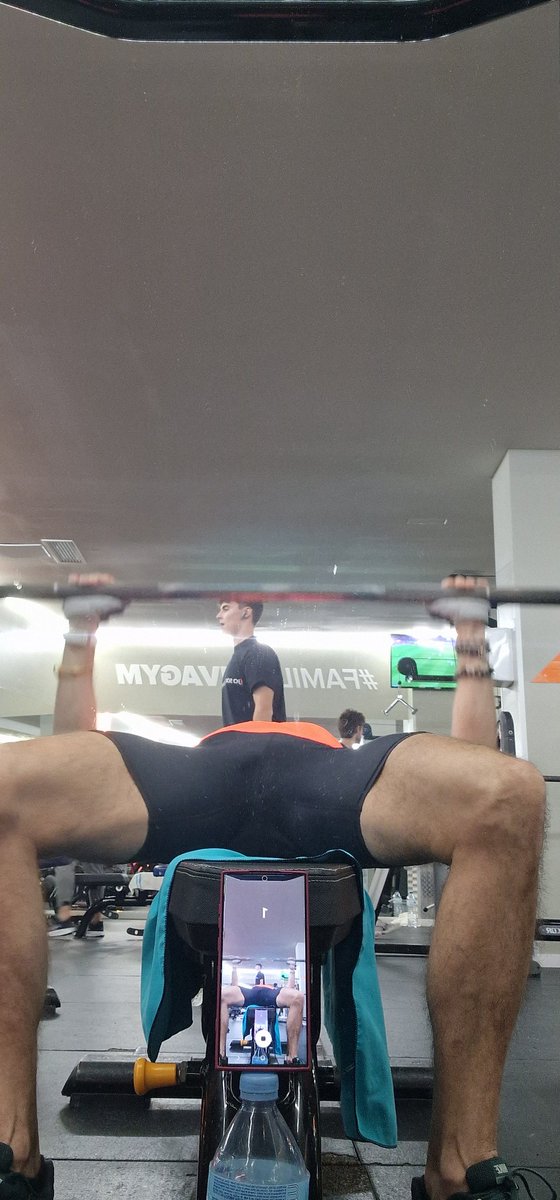 Sama260269's tweet photo. Vamos a por el pecho...

#gym #díadepecho #Fuerza #fitnesgay #bultogay #sexygay https://t.co/FbZqW0BPUF