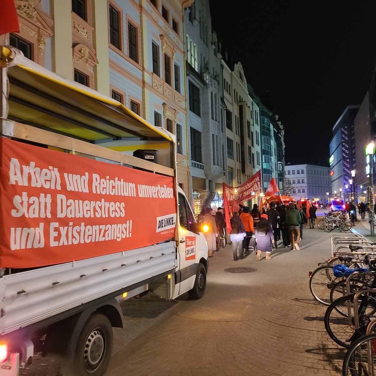 DIELINKELeipzig's tweet photo. #Genugistgenug: Preise explodieren, Heizen und Duschen werden zum Luxus. Vielen droht Armut. Deswegen sind wir regelmäßig auf der Straße. Preise runter - Löhne rauf! Next Start: #le1212
#HeißerHerbst #HeißerWinter #jetztreichts #nichtmituns #wirfrierennichtfüreureprofite #le2811 https://t.co/8957D28yOU