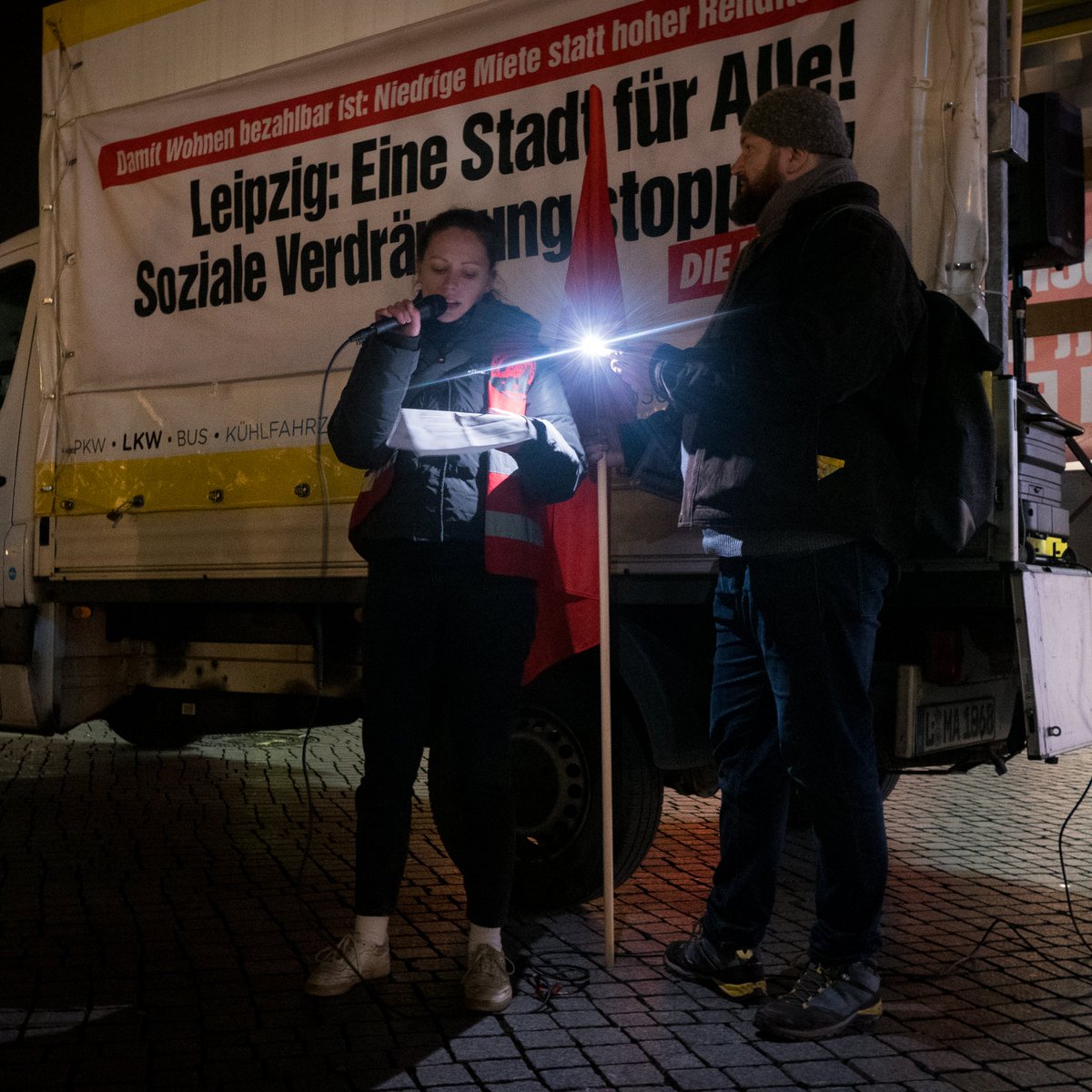 DIELINKELeipzig's tweet photo. #Genugistgenug: Preise explodieren, Heizen und Duschen werden zum Luxus. Vielen droht Armut. Deswegen sind wir regelmäßig auf der Straße. Preise runter - Löhne rauf! Next Start: #le1212
#HeißerHerbst #HeißerWinter #jetztreichts #nichtmituns #wirfrierennichtfüreureprofite #le2811 https://t.co/8957D28yOU