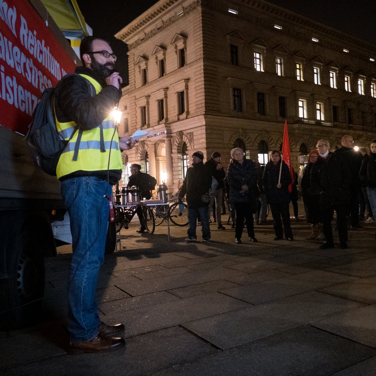 DIELINKELeipzig's tweet photo. #Genugistgenug: Preise explodieren, Heizen und Duschen werden zum Luxus. Vielen droht Armut. Deswegen sind wir regelmäßig auf der Straße. Preise runter - Löhne rauf! Next Start: #le1212
#HeißerHerbst #HeißerWinter #jetztreichts #nichtmituns #wirfrierennichtfüreureprofite #le2811 https://t.co/8957D28yOU