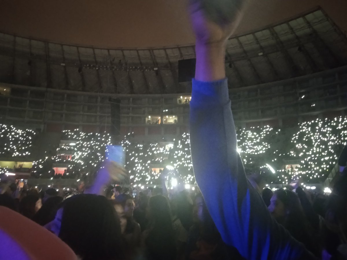 florbeee0's tweet photo. Gracias @Harry_Styles por darme la mejor noche de mi vida, eres mi cantante favorito y escucharte en vivo fue una emoción indescriptible✨🍀

Gracias mami y papi, soy feliz!
#HarryinLima https://t.co/us2TjKPYNL
