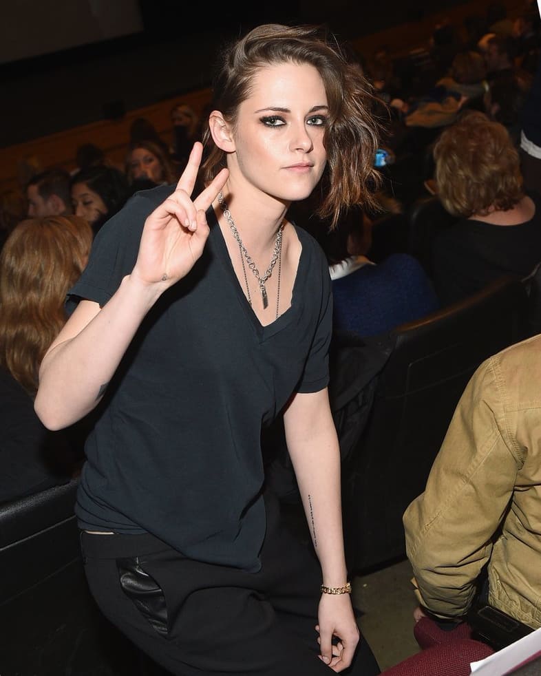 SecondKristen's tweet photo. December🎄✌️
#KristenStewart https://t.co/5kbRzkAT3m