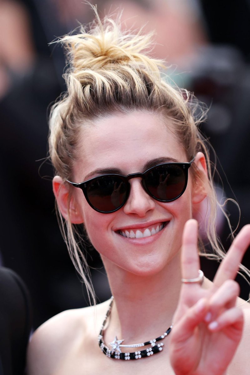 SecondKristen's tweet photo. December🎄✌️
#KristenStewart https://t.co/5kbRzkAT3m