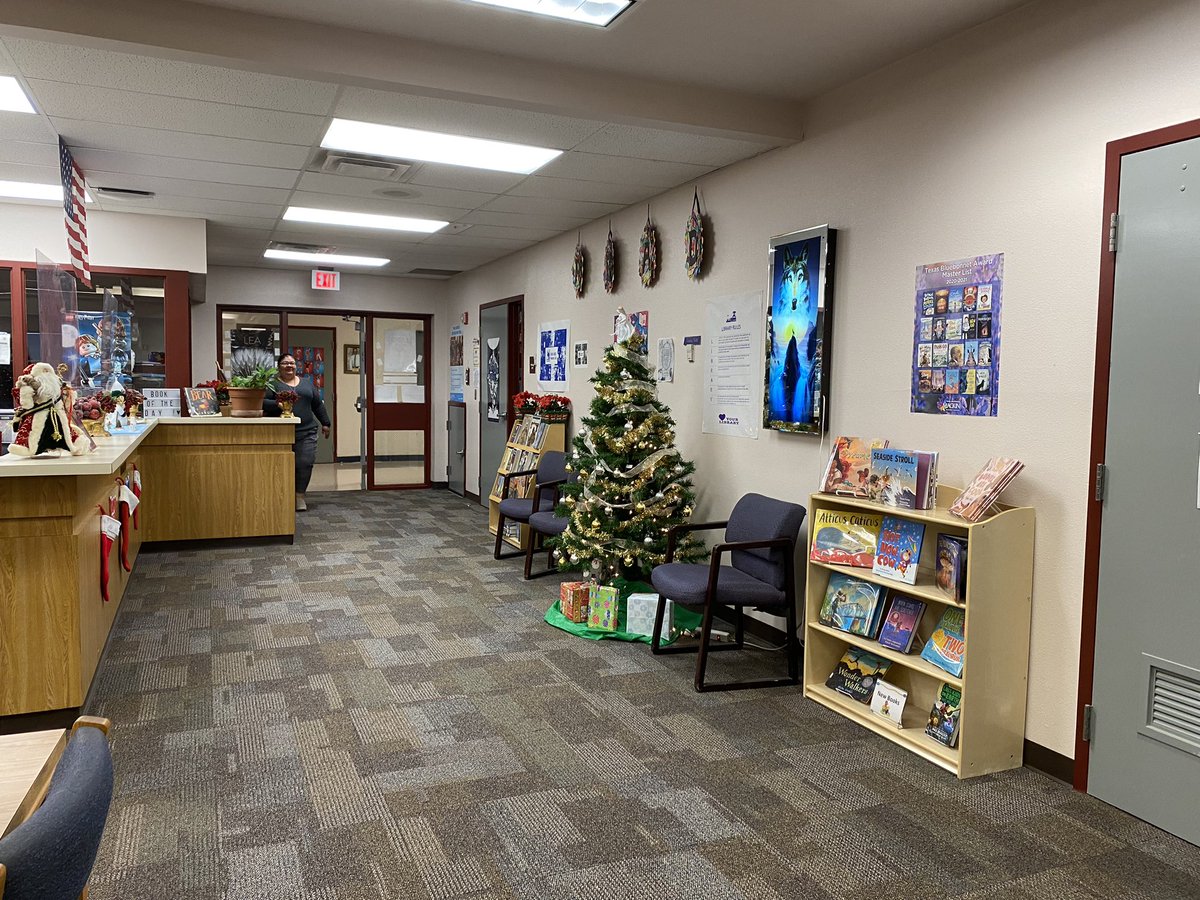 NRodriguez_LMS's tweet photo. Itβs beginning to look like a Harry Potter Christmas @ESerna_PK8 . #SISD_Libraries @Sparks_Interest #Librarybrags https://t.co/1pY3cyfnaQ
