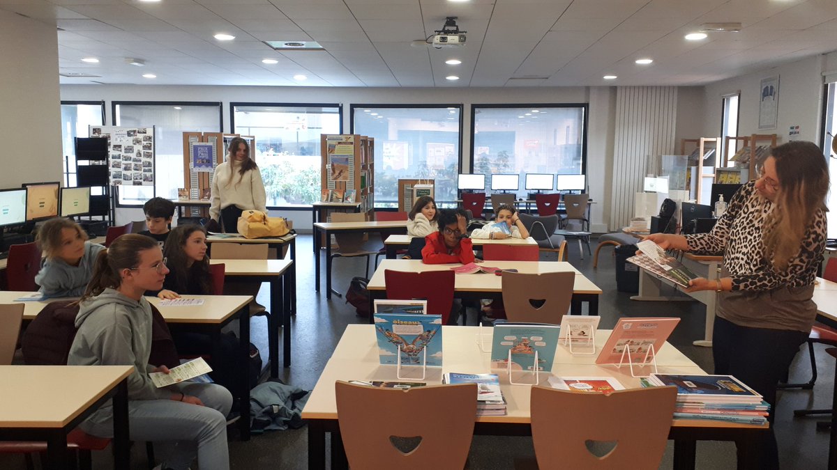 📚 Prix de la BD documentaire 2023 😊
Présentation du Prix et des titres de la sélection aux inscrits du collège @CollegeMimosas avec Mme Gauthier de la médiathèque de <a href="/MandelieuVille/">Mandelieu-La Napoule</a> 
Partenariat avec le collège Camus @AUDREY_DOC06 
Une belle année de lectures en perspective.