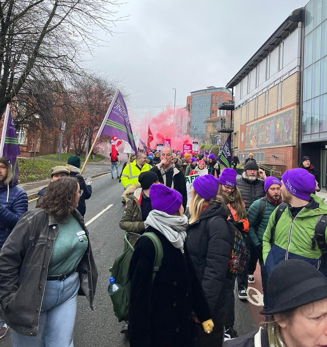 elmwarren's tweet photo. Leeds March for Higher Education! #ucuRISING @leedsucu @UoLUnison https://t.co/kLvDS3VqAO