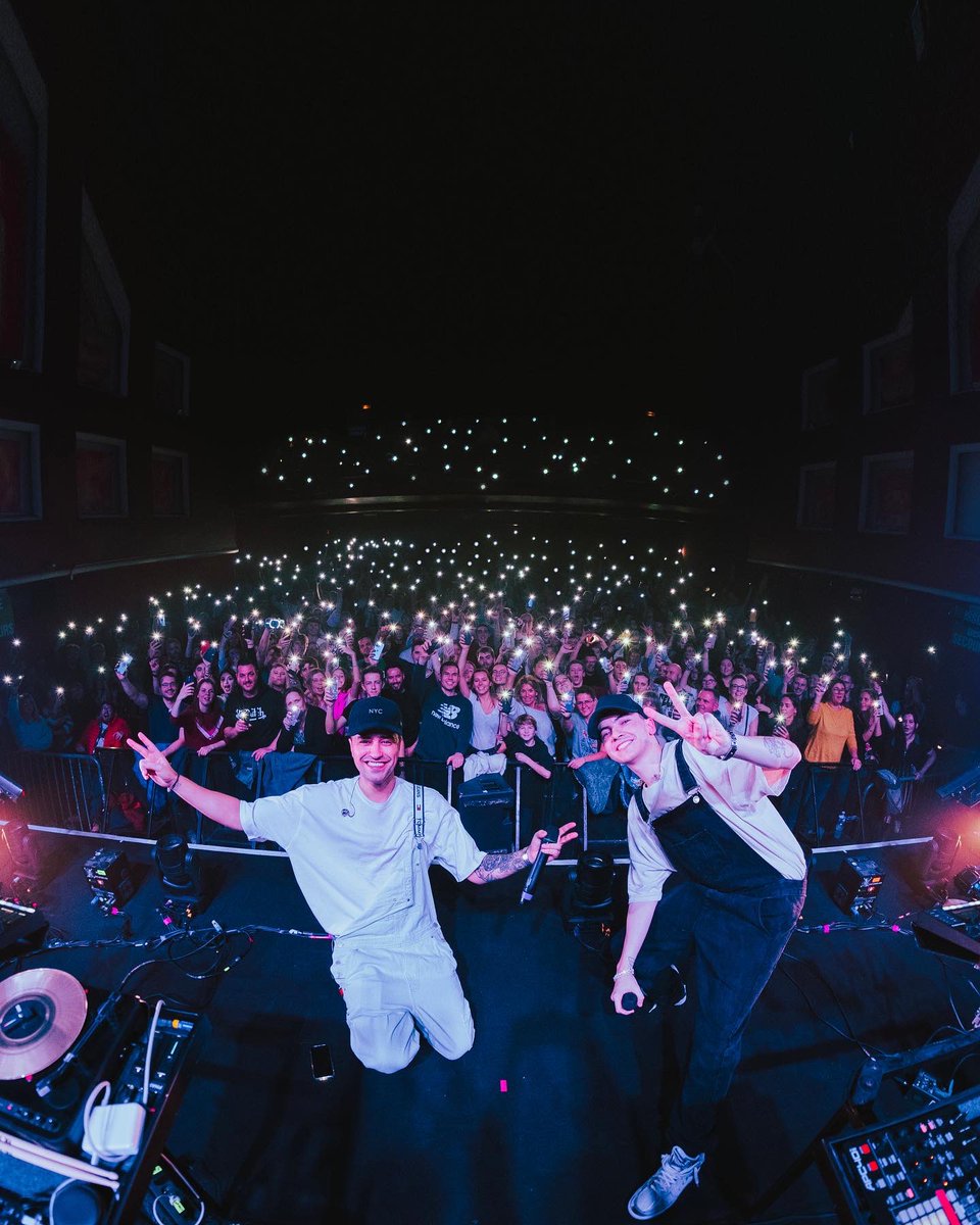 Clap de fin 🥲
Une tournée de concerts complets aux 4 coins de la France !
Personne n’y croyait mais on l’a fait. 

On a encore du mal à réaliser tout ce qu’il s’est passé pendant cette tournée, mais ce qui est sure c’est que ca restera gravé à tout jamais dans nos mémoires 💙