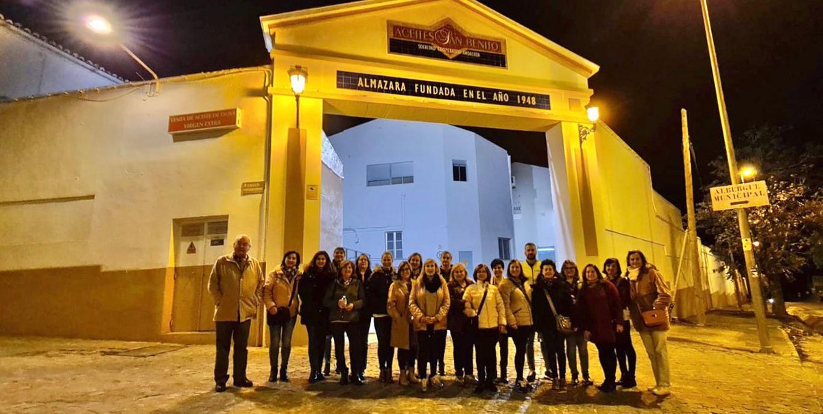 MMCrypto_wCuM's tweet photo. 👉Ayer recibimos en nuestras instalaciones la visita de la Asociación Despertar Femenino para visitar la almazara y conocer de primera mano el proceso de molturación de la aceituna. 

¡Gracias por la visita! Esta es vuestra casa. https://t.co/yOHMR5UBmf