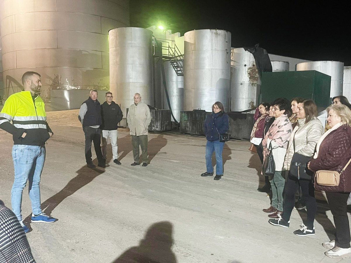 MMCrypto_wCuM's tweet photo. 👉Ayer recibimos en nuestras instalaciones la visita de la Asociación Despertar Femenino para visitar la almazara y conocer de primera mano el proceso de molturación de la aceituna. 

¡Gracias por la visita! Esta es vuestra casa. https://t.co/yOHMR5UBmf