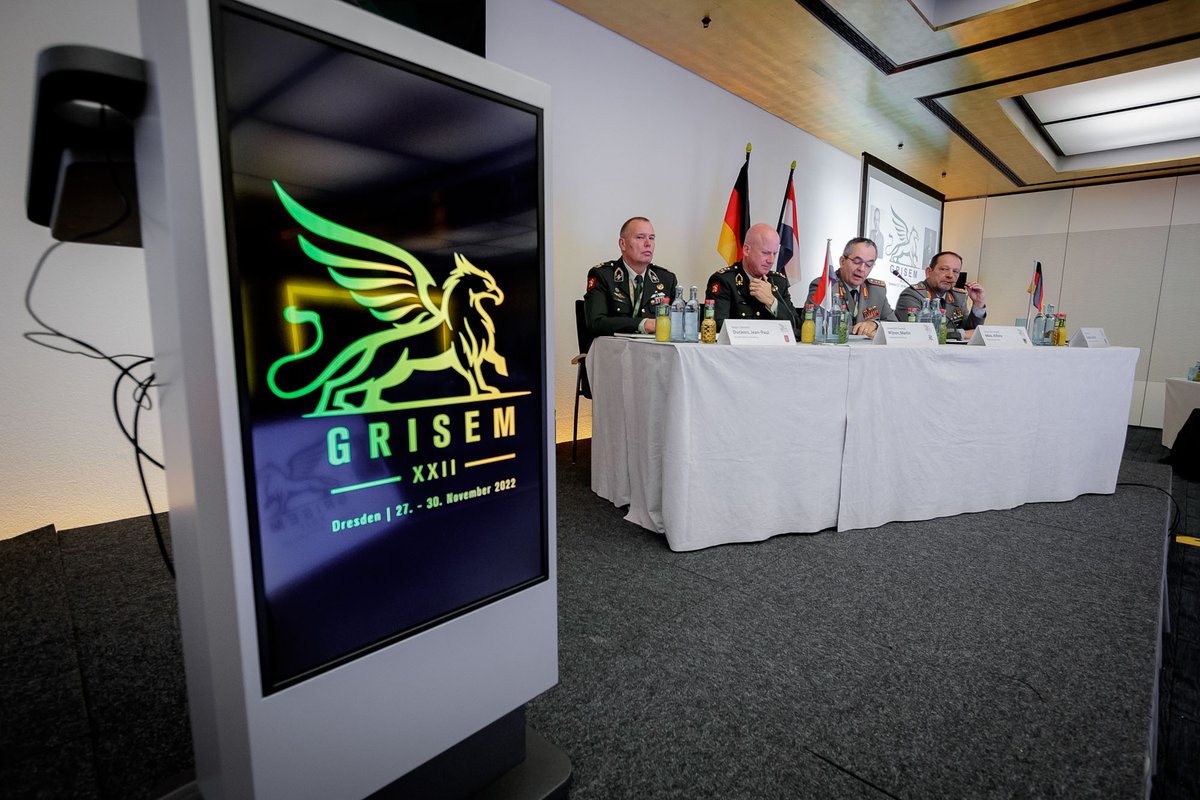 landmacht's tweet photo. De Duitse en Nederlandse landmacht-top verzamelde zich afgelopen drie dagen in Dresden. Op het programma: Een kersverse gezamenlijke visie, voortgang van de integratie van @landmacht en @Deutsches_Heer, Oekraïne en ontwikkelingen binnen landdomein en NAVO. https://t.co/rmkKGfUHyY https://t.co/GlDlw5R2og