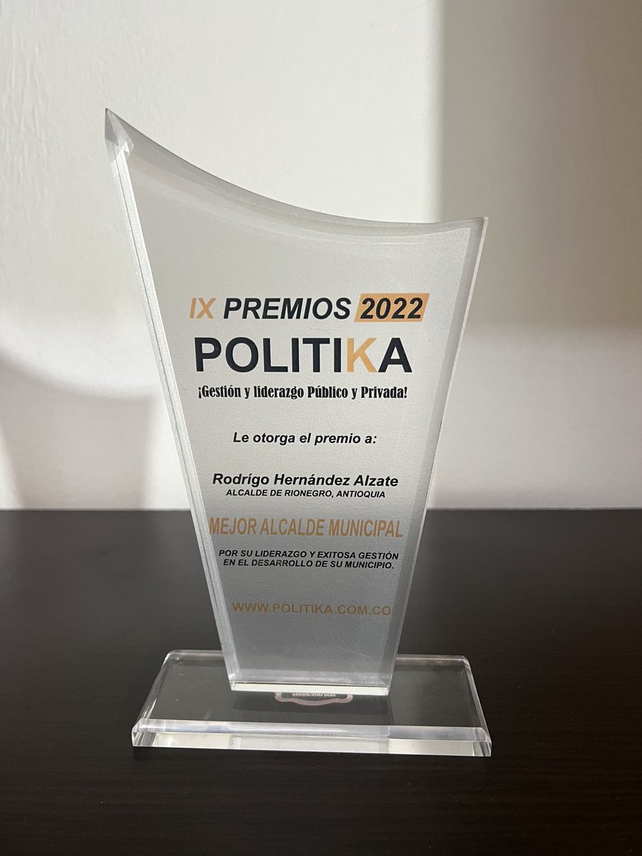 NorbeyAndresGi1's tweet photo. Que honor recibir en nombre y representación de @AlcRionegro reconocimiento  como mejor Alcalde Municipal por su excelente gestión y compromiso en la creación de la Asociación Colombiana de Ciudades Intermedias @asointermedias a @Rodrigohal  de la mano @OspinaSanti https://t.co/T8T6AvbwlT