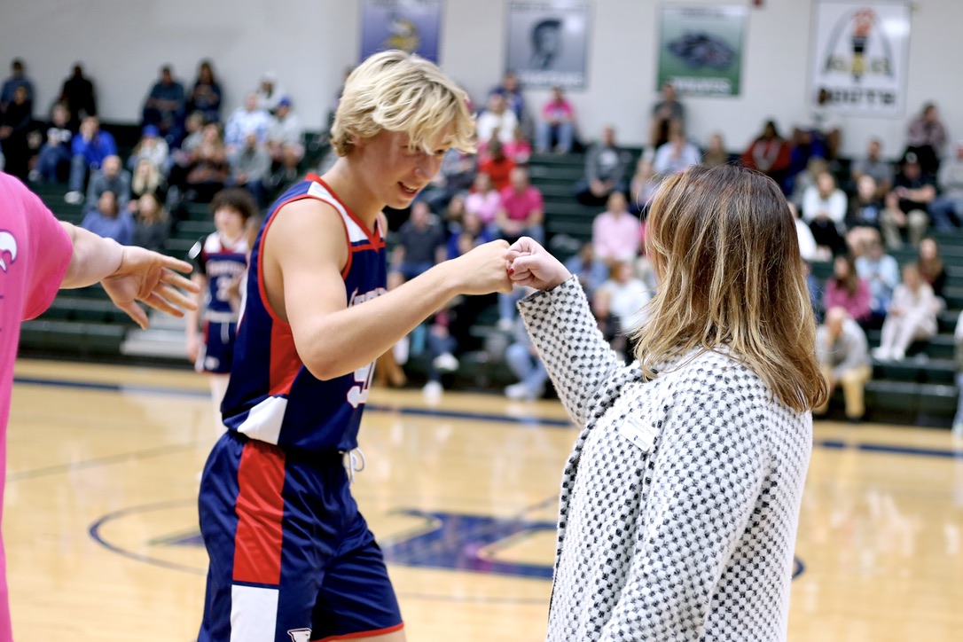 WSDinfo's tweet photo. 8th grade basketball teams from @WSMSwolves & @WSD_Frontier came together for their annual Hope4Hannah games!
During the event, @DrTormalaWSD sat down for an exclusive with SMS broadcasting! #WeAreWentzville #first100daychecklist https://t.co/wJB3FkpFk3