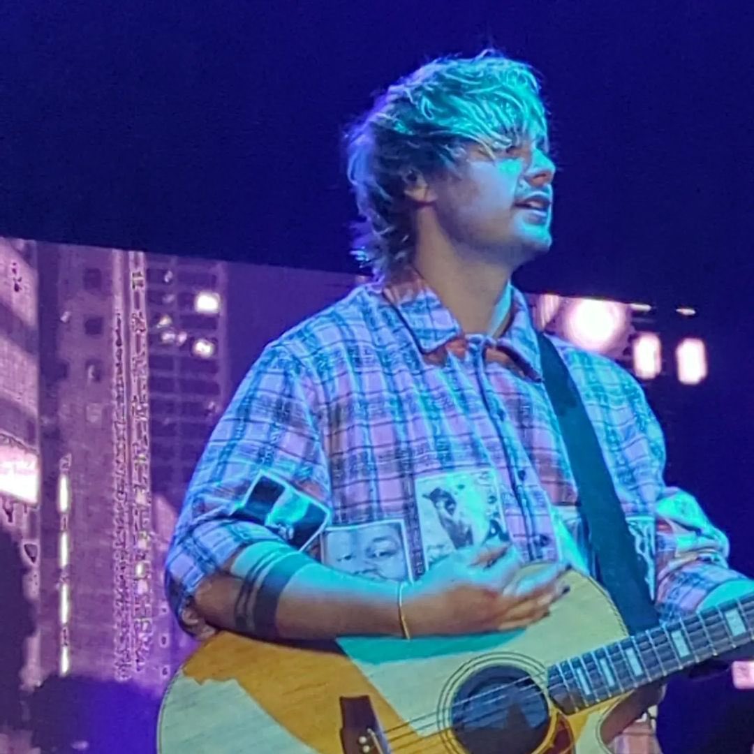 5SOST0URUPDATES's tweet photo. Michael on stage tonight (thread) #TakeMyHandPerth https://t.co/AAx0knam1g