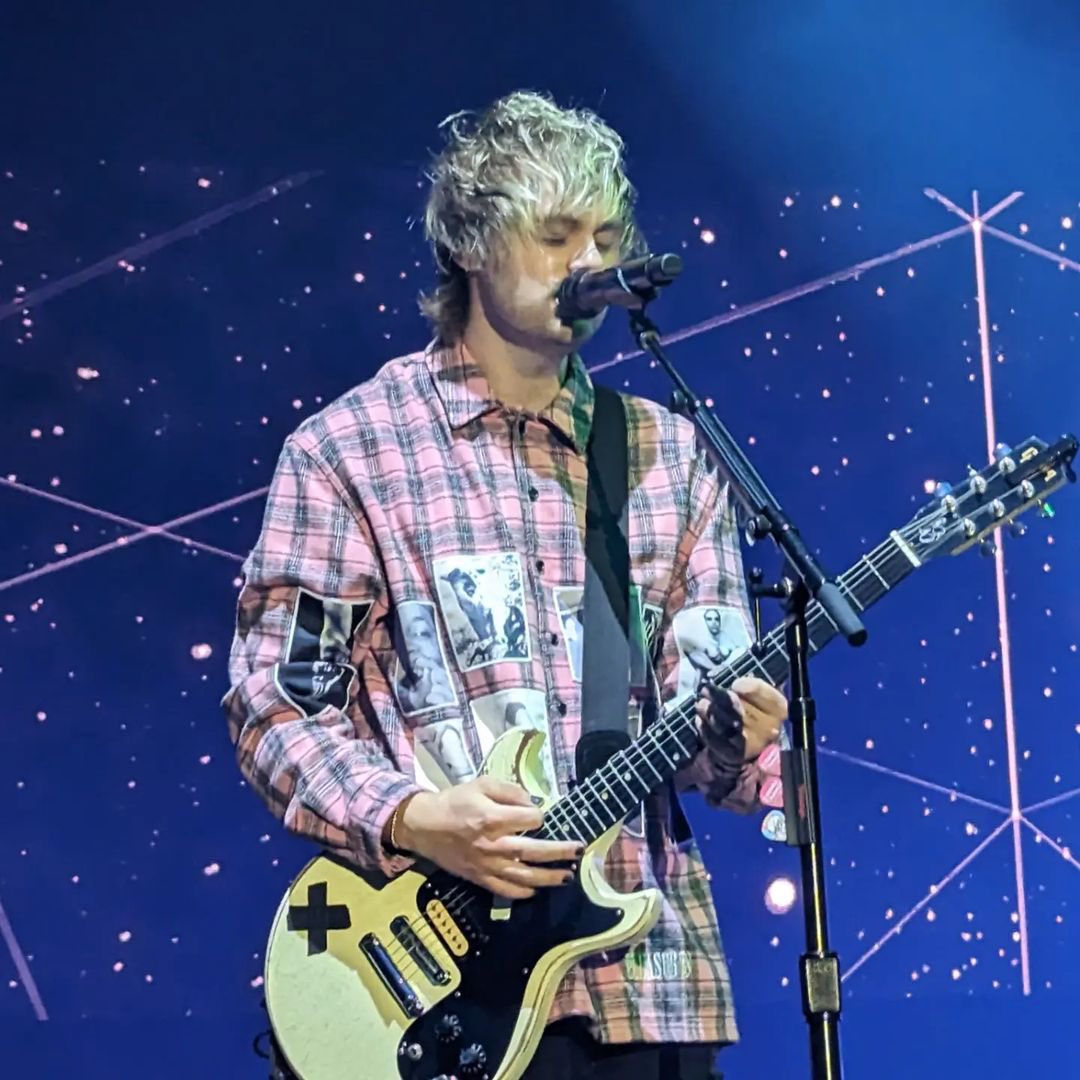 5SOST0URUPDATES's tweet photo. Michael on stage tonight (thread) #TakeMyHandPerth https://t.co/AAx0knam1g