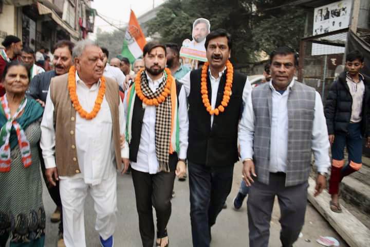 mudit_aggarwal's tweet photo. दिल्ली नगर निगम चुनाव में वार्ड नंबर 70-शास्त्री नगर  से कांग्रेस उम्मीदवार मेरे छोटे भाई पंकज राणा जी के साथ राउंड लिया। इस दौरान पूर्व विधायक श्री शादी राम  जी, श्री ओमवीर गुप्ता जी और सैकड़ों लोग मौजूद रहे। #MCDElections2022 https://t.co/6J8YvQVbkE