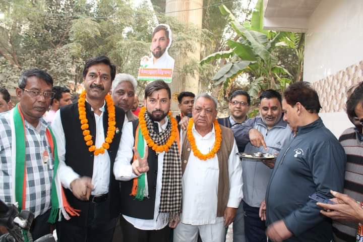 mudit_aggarwal's tweet photo. दिल्ली नगर निगम चुनाव में वार्ड नंबर 70-शास्त्री नगर  से कांग्रेस उम्मीदवार मेरे छोटे भाई पंकज राणा जी के साथ राउंड लिया। इस दौरान पूर्व विधायक श्री शादी राम  जी, श्री ओमवीर गुप्ता जी और सैकड़ों लोग मौजूद रहे। #MCDElections2022 https://t.co/6J8YvQVbkE