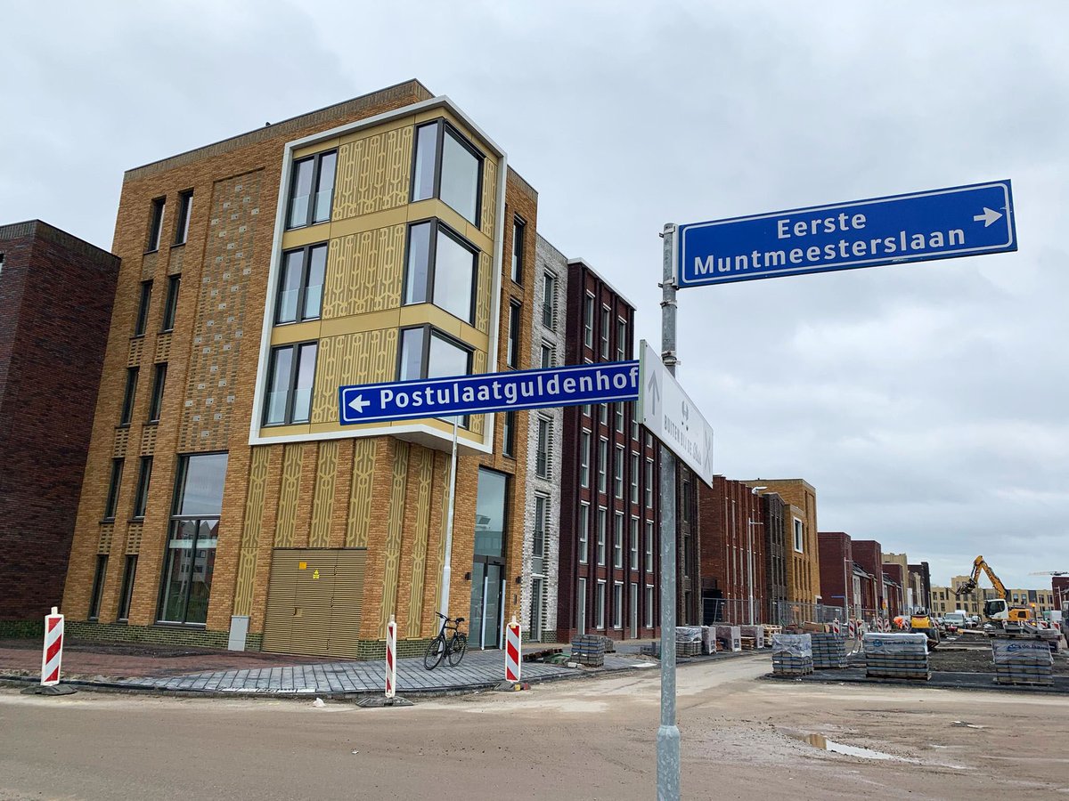 Wist je dat we in Leeuwesteyn bij archeologisch onderzoek 37 gouden en zilveren muntjes uit de vroege middeleeuwen hebben gevonden? (Zoals ‘sceatta’s’ en ‘denarii’) Daarom hebben we van die mooie straatnamen in Leeuwesteyn, zoals Dukaatlaan en Postulaatguldenhof!