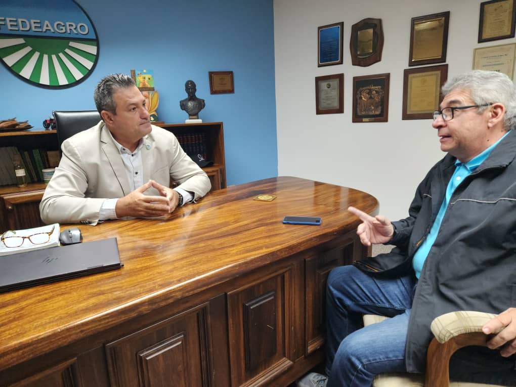 Los dos gremios hermanos continúan trabajando de la mano, para presentar soluciones al sector primario de cara al año entrante 2023.
Consolidando acuerdos en materia de seguridad, financiamiento, vialidad, transporte,insumos, maquinarias.