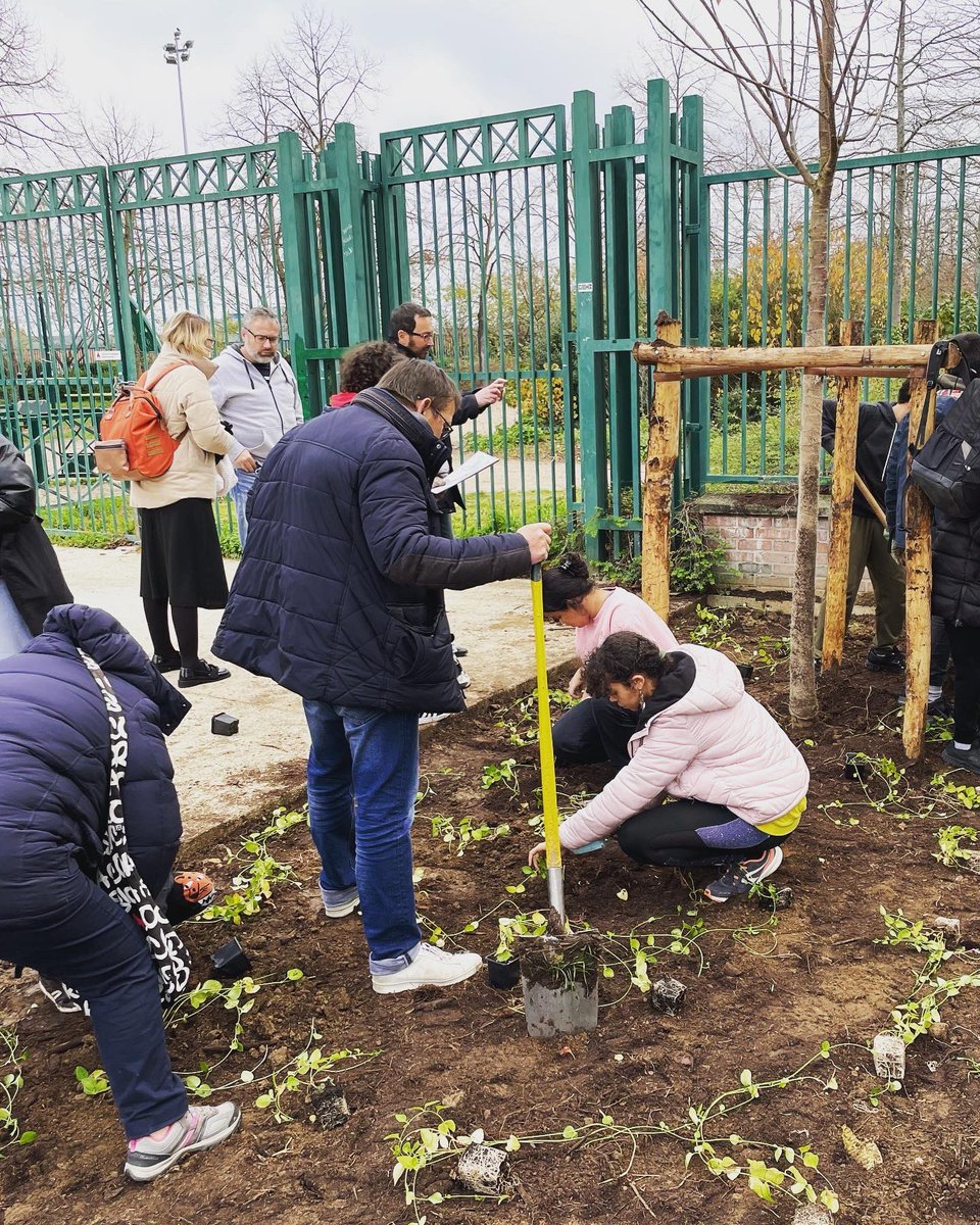 Nos élèves du club DD Vaillant ont aidé le service des espaces verts de <a href="/V_Gennevilliers/">Ville de Gennevilliers</a> à végétaliser le tout nouveau parvis du <a href="/ClgEdouard/">Clg Edouard Vaillant</a> . Merci à la mairie <a href="/patrice_leclerc/">Patrice Leclerc - Gennevilliers 🔻🐝</a> pour ce bel événement ! 🌱🌼 @edd_versailles <a href="/CDI_E_Vaillant/">CDI Edouard Vaillant</a> <a href="/Hannarym/">Rym Nouri</a> <a href="/acversailles/">Académie de Versailles</a>
