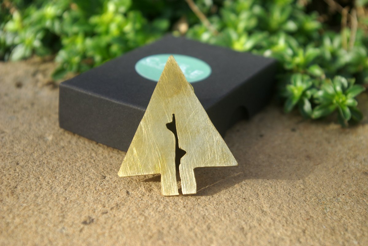fifecontemp's tweet photo. Gifts under £20 ✨ Part of our Symbols of Care collection, this festive 'Woodland Walk' brass brooch was created from designs by Fife-based carers🌲 This project was supported by @RobertsonTrust
Order by 12th Dec 2022 👉 https://t.co/Ln4PVQQ6kM
#SupportArtists #ShopFife #BuyArt https://t.co/b2m4D0Jq3l