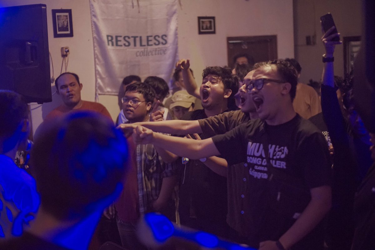 ternyatamedia's tweet photo. Ter-Nyata, kolektif musik @restless_oke belakangan ini sukses menggelar acara musik pop-Alternatif, dimana mereka menandai suksesnya acara tersebut dengan cara meletakkan sekaligus mencurahkan hal-hal yang bersifat gembira pada kepuasan batin. 

Foto: @jonathanyozabad

#terNyata https://t.co/3KT6hc40eG