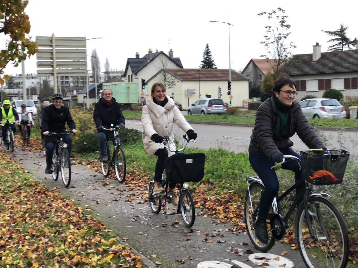 nkoenders's tweet photo. 🚴🏻 Nous inaugurions cet après-midi la piste cyclable qui relie #Dijon à Longvic. Elle contribue à renforcer le réseau cyclable de @DijonMetropole_ pour atteindre à l’horizon 2030 l’objectif de 12% de part du vélo dans les déplacements. https://t.co/Eea61zin8j