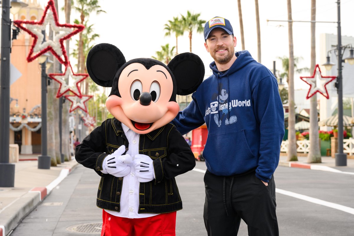 DisneyParks's tweet photo. 🤩 🤩 Just two of Hollywood’s biggest stars, Mickey Mouse and @ChrisEvans, celebrating the holidays together at @WaltDisneyWorld! https://t.co/Epp7Xc3MfH