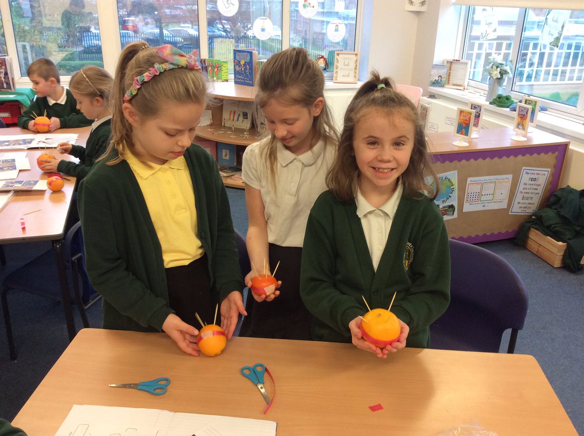 allsaintsfed's tweet photo. 3G (Team Dahl) have learned about what Christingles symbolise in Christianity during Advent and Christmas ✝️ we even got to make our own! It definitely got us into the Christmas mood today 🎄🍊🕯 #ASFRE https://t.co/9VSr6V5tq1