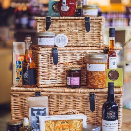 Would you like a #ChristmasHamper (let's be honest - who wouldn't)? Order everything you need for the main event, as well as the breakfasts, lunches and snacks in between!🎅 
➡️ source-food.co.uk/shop/gifts/bri…