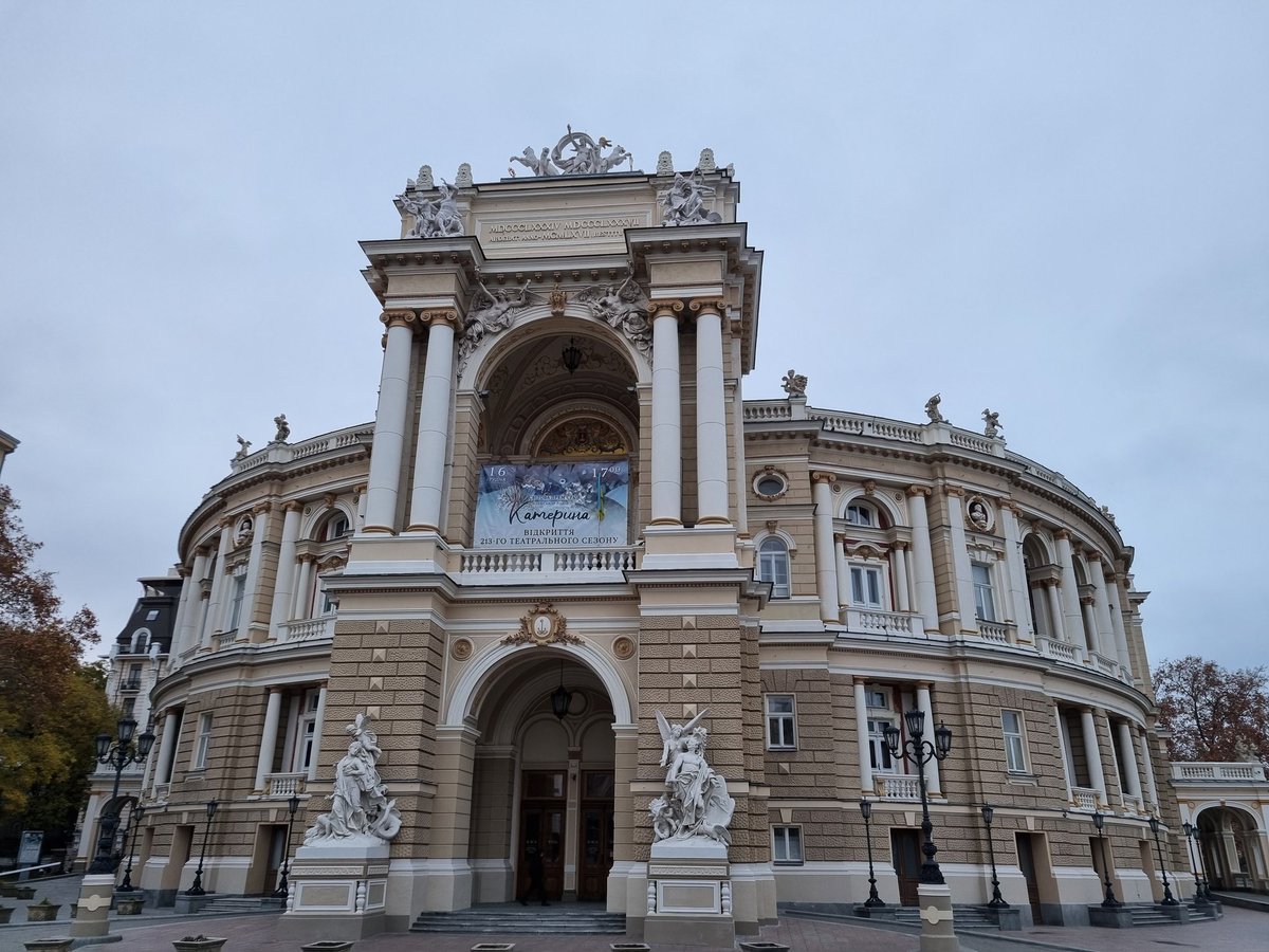 El Embajador <a href="/RLAranda/">Ricardo López-Aranda🇺🇦🇪🇦🇪🇺</a> se encuentra en #Odesa, ciudad de #Ucrania fundada por el español José de Rivas. Se ha reunido con su alcalde, Gennadiy Trukhanov <a href="/gtrukhanov/">Gennadiy Trukhanov 🇺🇦</a> para hablar de vias de colaboración en el futuro.