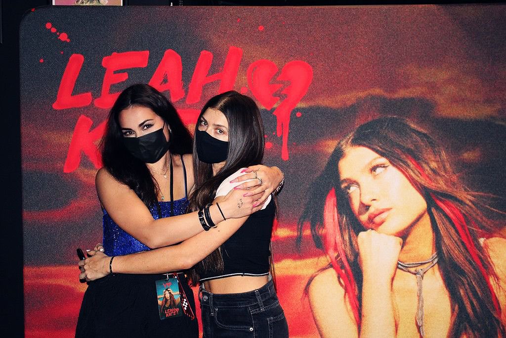 babycowboymelis's tweet photo. Never posted these iconic pictures of November 8th in Amsterdam 🫶🏼🫶🏼 never met amazing people. I miss you so so much!! I also love you guys!!! @LeahKateMusic you are amazing girll!! I’m so proud❤️ #leahnation https://t.co/PHU34OrENQ