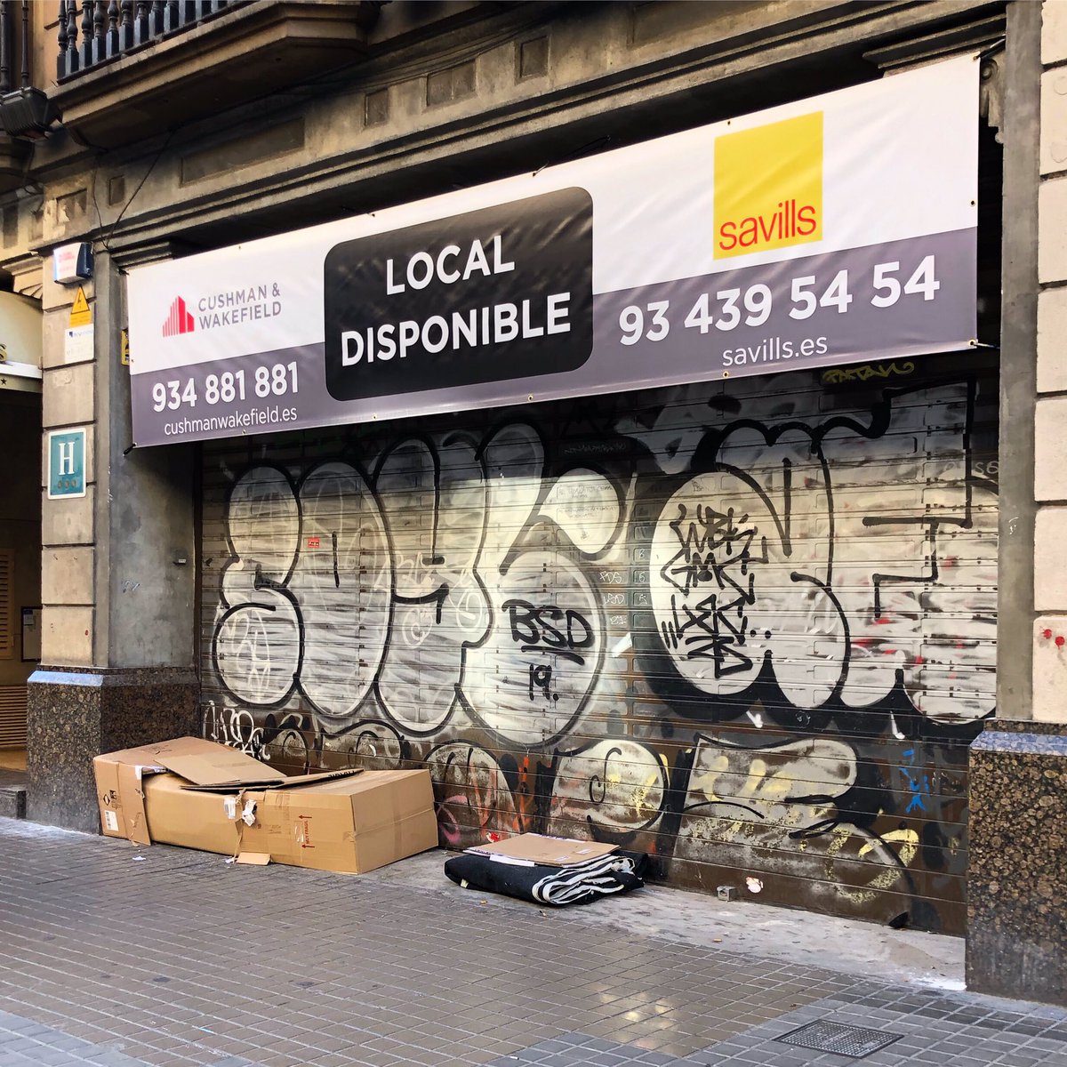 labcninvisible's tweet photo. Postal desde Barcelona, c/ Pelai 30/11/2022 #barcelonainvisible #homeless #sinhogar #sensellar #pobresa #pobreza https://t.co/pikd3BRkmX